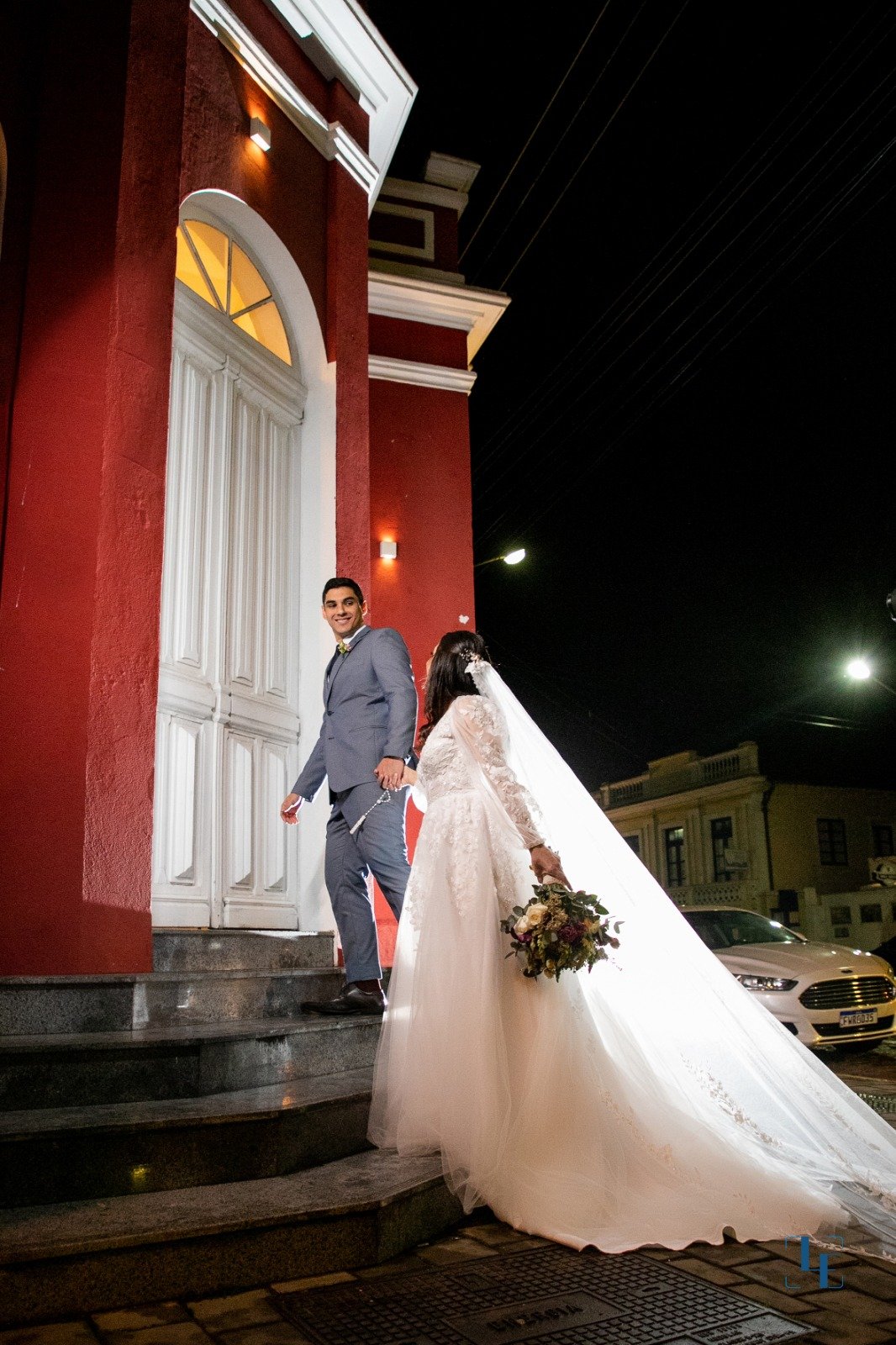 Casal após cerimônia
