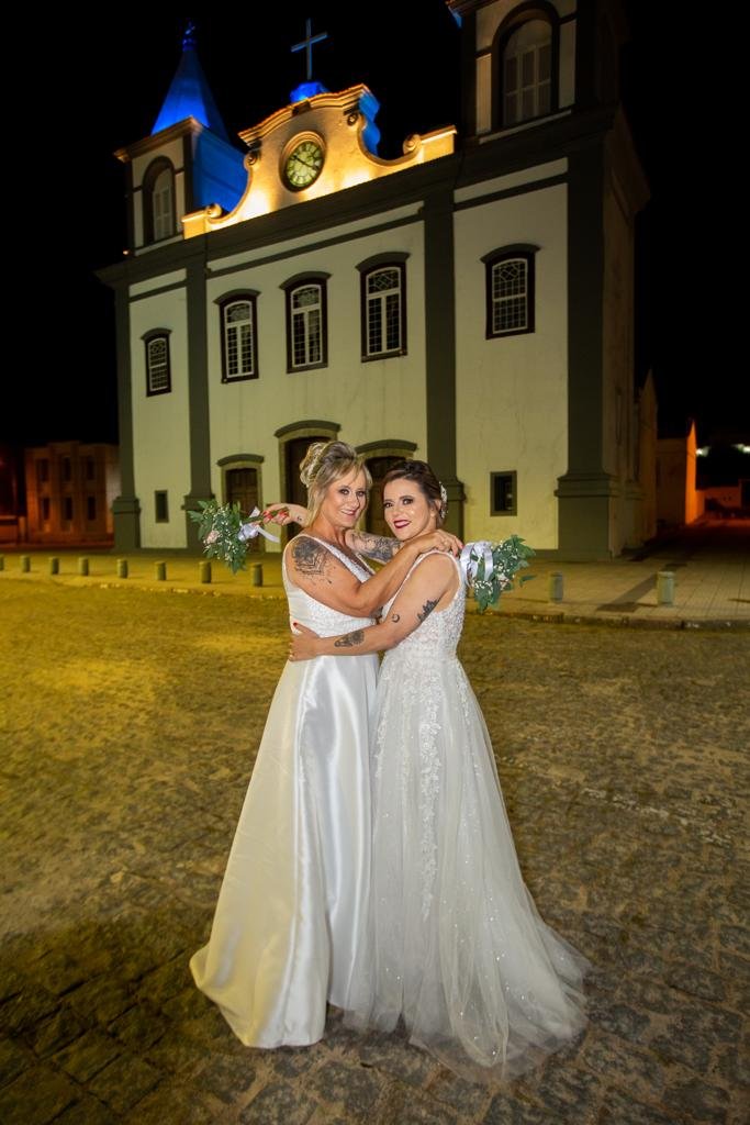 Casal em frente à igreja